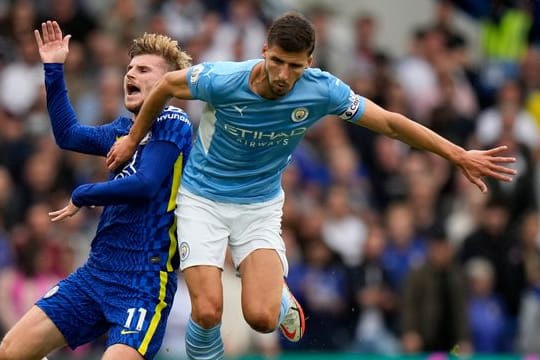 Chelseas Timo Werner (l) wird von Ruben Dias von Manchester City zu Fall gebracht.