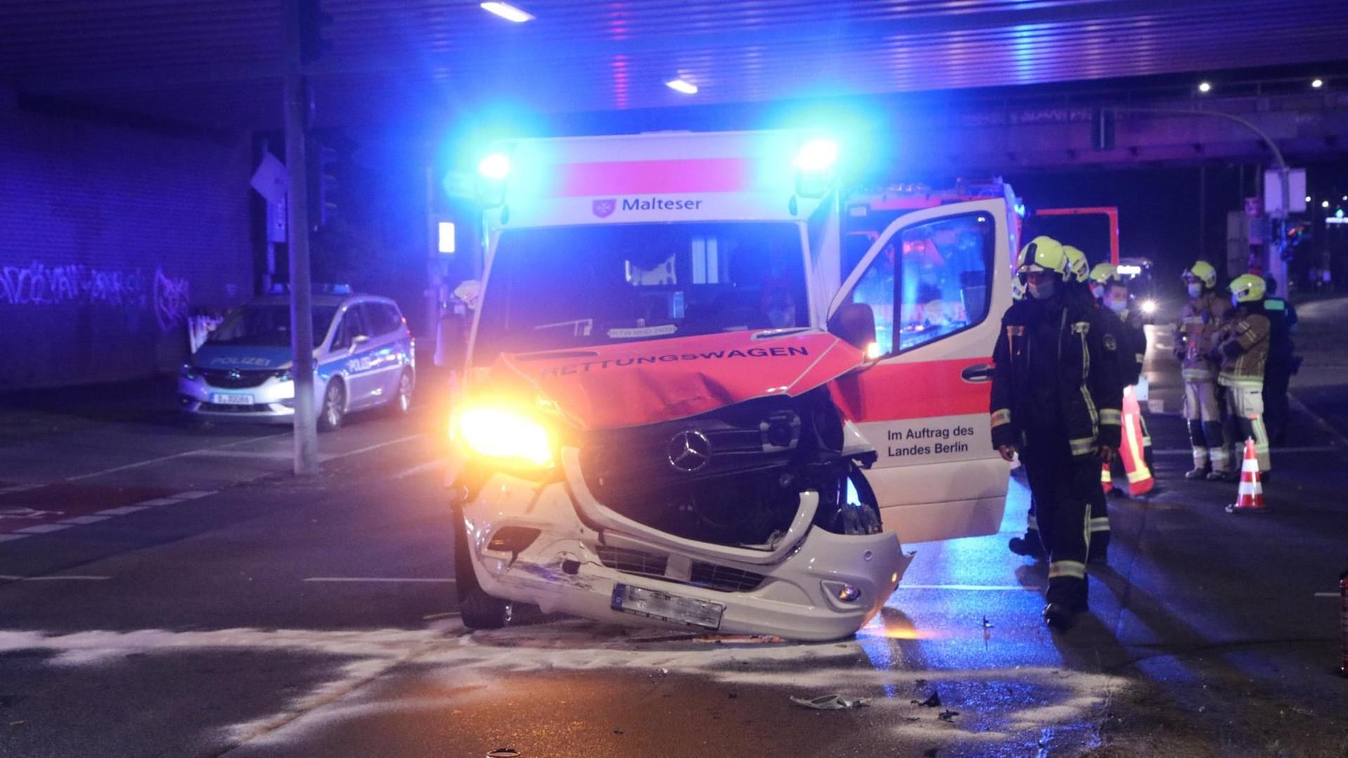 Der verunfallte Rettungswagen: Der Einsatzwagen soll mit Blaulicht und Sirene unterwegs gewesen sein.