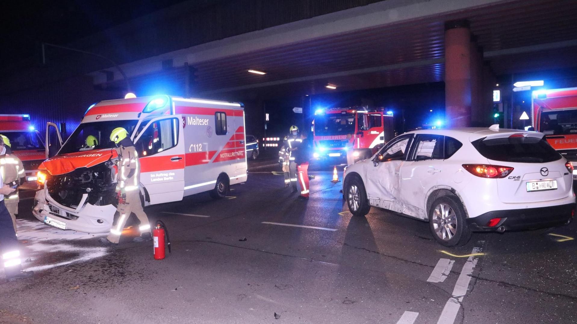 Die beiden Unfallwagen stehen nebeneinander: Die Verletzten wurden im Heck des verunfallten Rettungswagens behandelt.