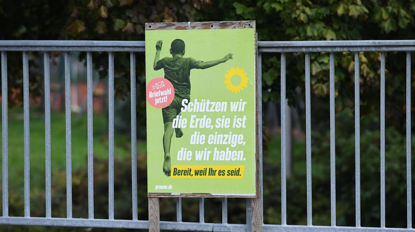 Wahlplakat der Grünen: Auf einem Wahlkampfstand in Plauen wurde eine Mitarbeiterin durch einen Angriff eines Passanten verletzt.