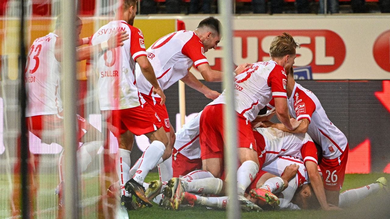 Die Mannschaft von Regensburg jubelt nach dem Treffer zum 3:2 gegen Aue.