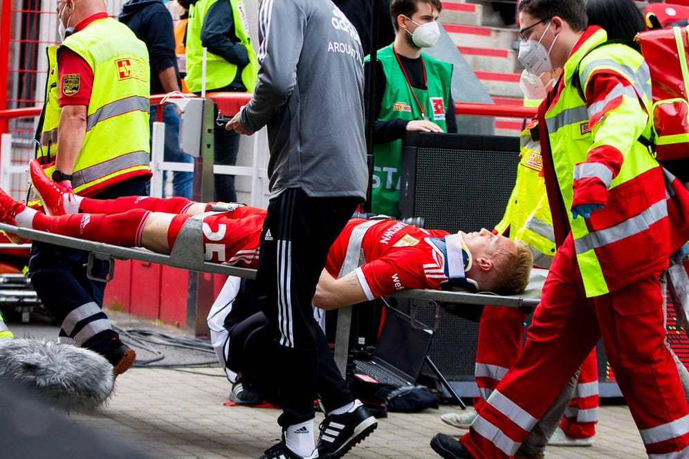 Im Spiel gegen Bielefeld: Unions Timo Baumgartl musste nach einem Zusammenprall mit Fabian Klos auf einer Trage vom Platz getragen worden.