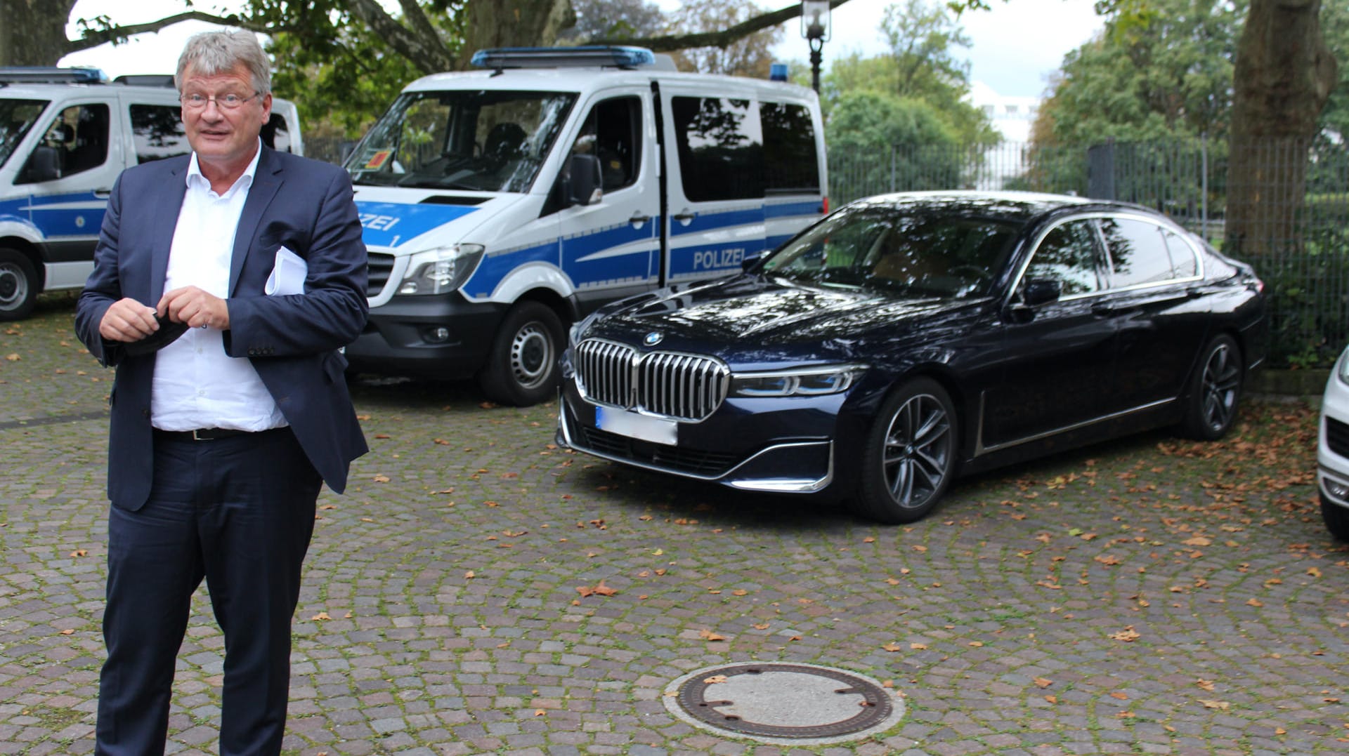 Jörg Meuthen mit seinem neuen Dienstwagen: "Ich hätte mich mit weniger zufrieden gegeben, dagegen habe ich aber auch nichts."