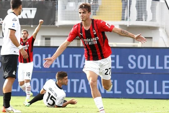 AC Mailands Daniel Maldini feiert seinen Treffer zur 1:0-Führung.