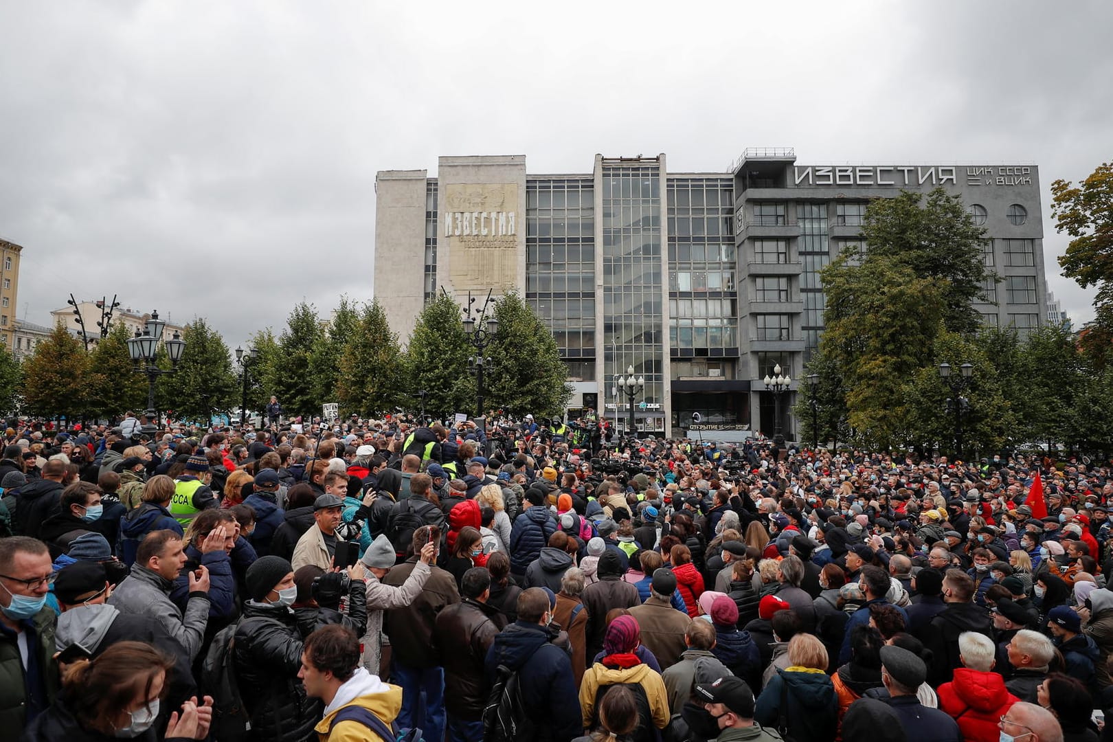 Teilnehmer an einer Demonstration in Moskau: Die Protestler werfen dem Kreml massive Manipulationen bei den vergangenen Parlamentswahlen vor.