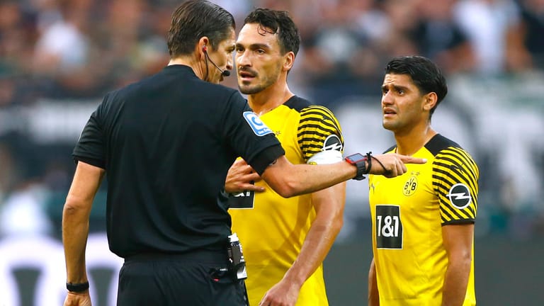 Diskussion um Platzverweis: Schiedsrichter Deniz Aytekin (l.) erklärt den Dortmundern Mats Hummels (M.) und Mahmoud Dahoud in der 40. Minute der Partie gegen Gladbach, warum er Dahoud des Feldes verweist.