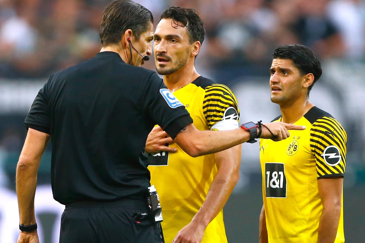 Diskussion um Platzverweis: Schiedsrichter Deniz Aytekin (l.) erklärt den Dortmundern Mats Hummels (M.) und Mahmoud Dahoud in der 40. Minute der Partie gegen Gladbach, warum er Dahoud des Feldes verweist.