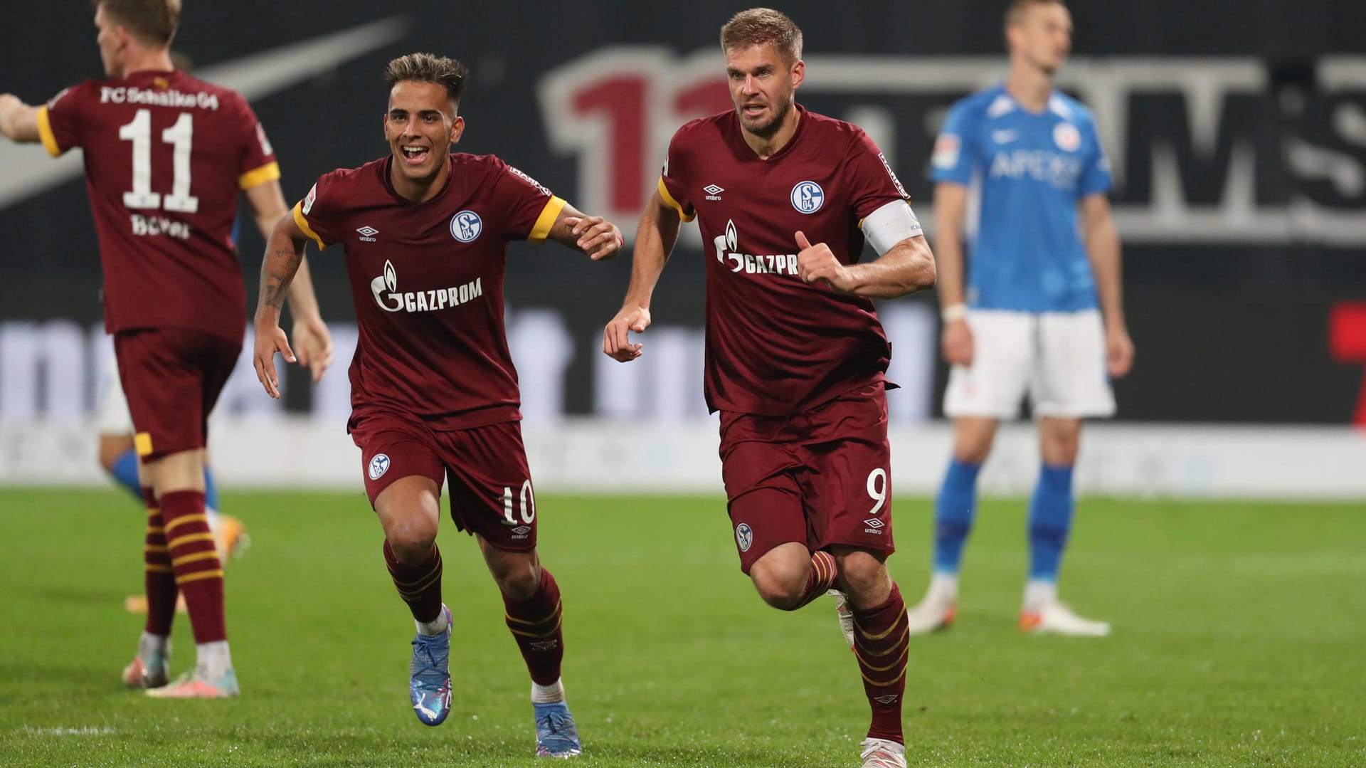 Simon Terodde (r.): Der Schalker traf in Rostock doppelt.