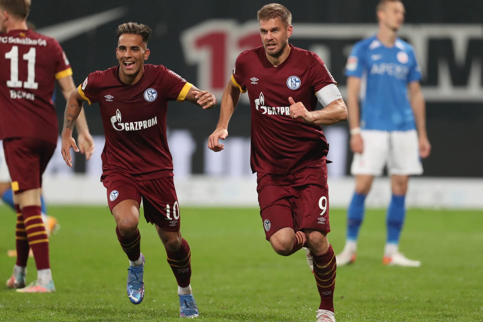 Simon Terodde (r.): Der Schalker traf in Rostock doppelt.