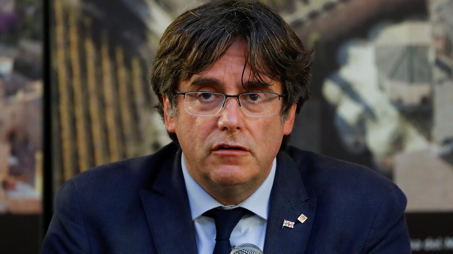 Der katalanische Seperatistenführer Carles Puigdemont bei einer Pressekonferenz (Archivbild). Er sitzt derzeit in Italien fest.