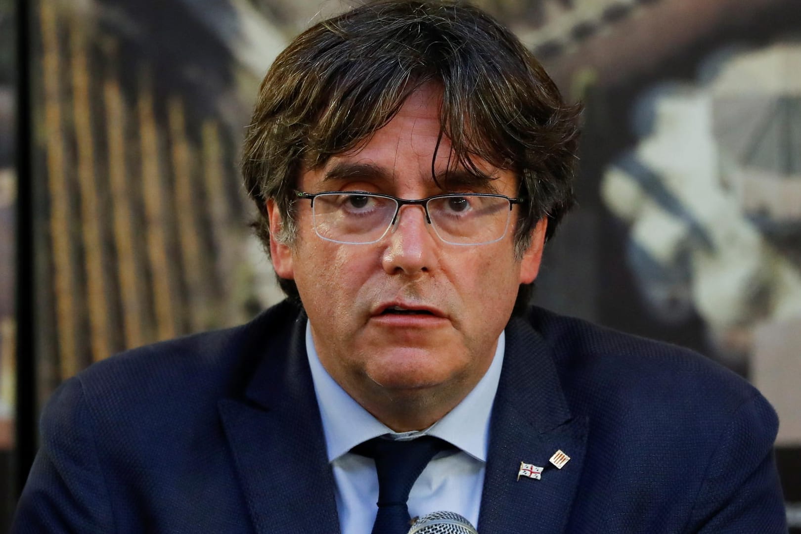 Der katalanische Seperatistenführer Carles Puigdemont bei einer Pressekonferenz (Archivbild). Er sitzt derzeit in Italien fest.