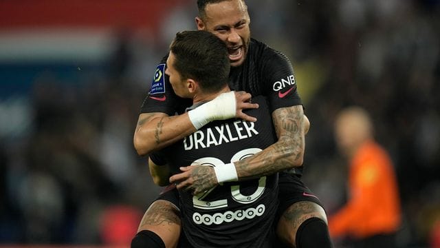 Julian Draxler und Neymar bejubeln das 2:0.