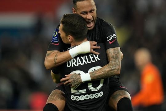 Julian Draxler und Neymar bejubeln das 2:0.