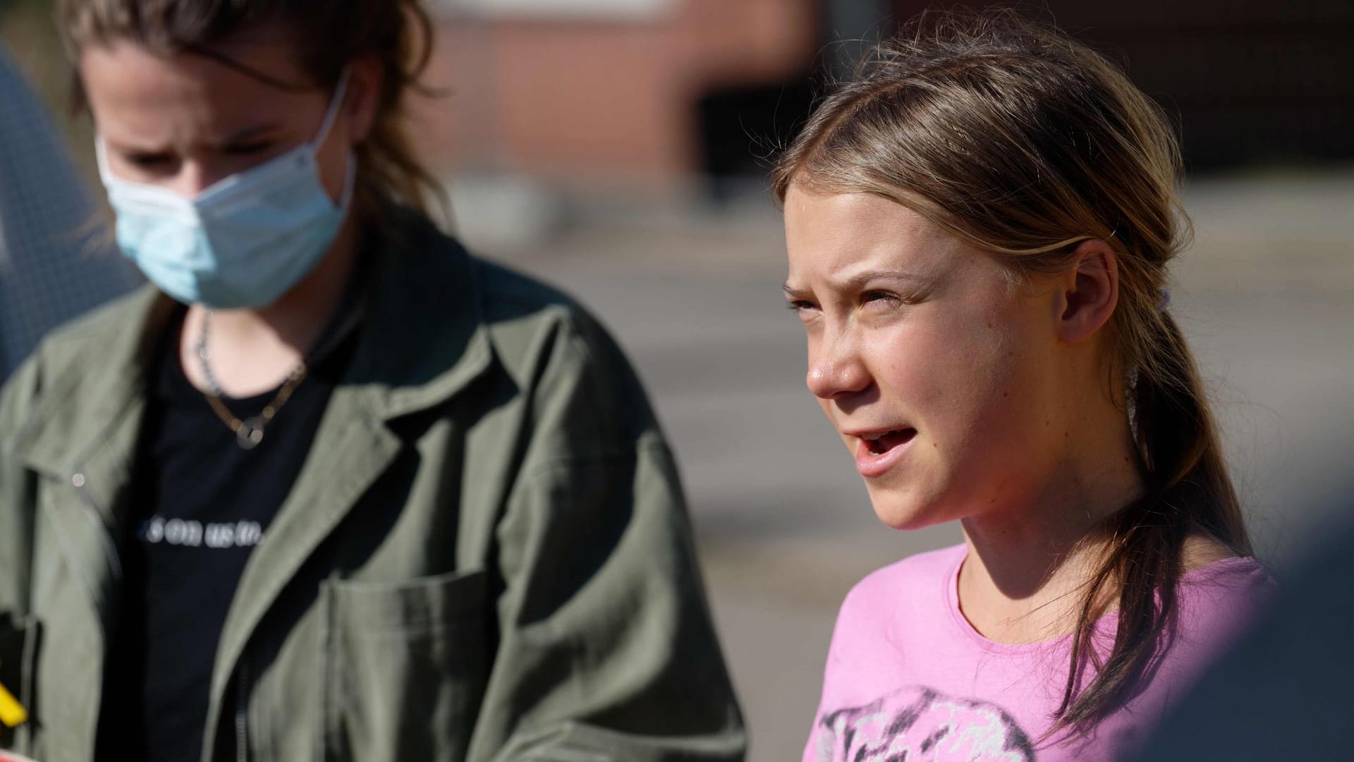 Die Klimaaktivistin Greta Thunberg spricht am Samstag bei einem Pressetermin im Tagebaudorf Lützerath neben Luisa Neubauer. Für sie geht der Protest auch nach der Wahl weiter.