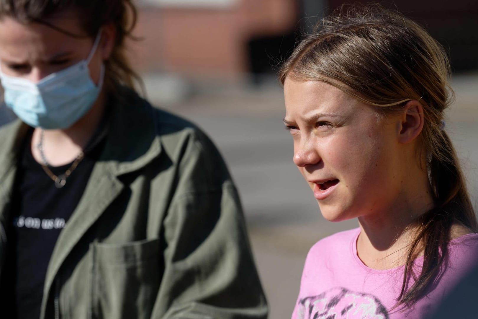 Die Klimaaktivistin Greta Thunberg spricht am Samstag bei einem Pressetermin im Tagebaudorf Lützerath neben Luisa Neubauer. Für sie geht der Protest auch nach der Wahl weiter.