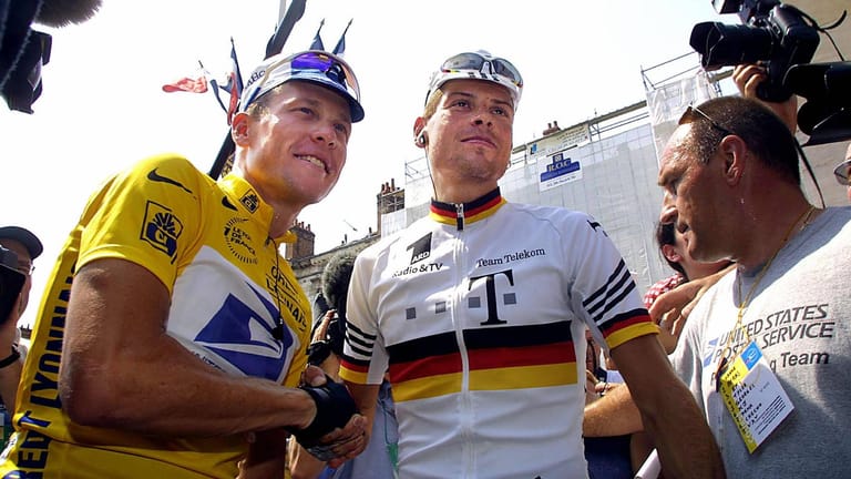 Vor 20 Jahren: Lance Armstrong (l.) gewann die Tour de France 2001 vor Jan Ullrich. Damals waren sie Rivalen, heute sind die Ex-Radstars Freunde.