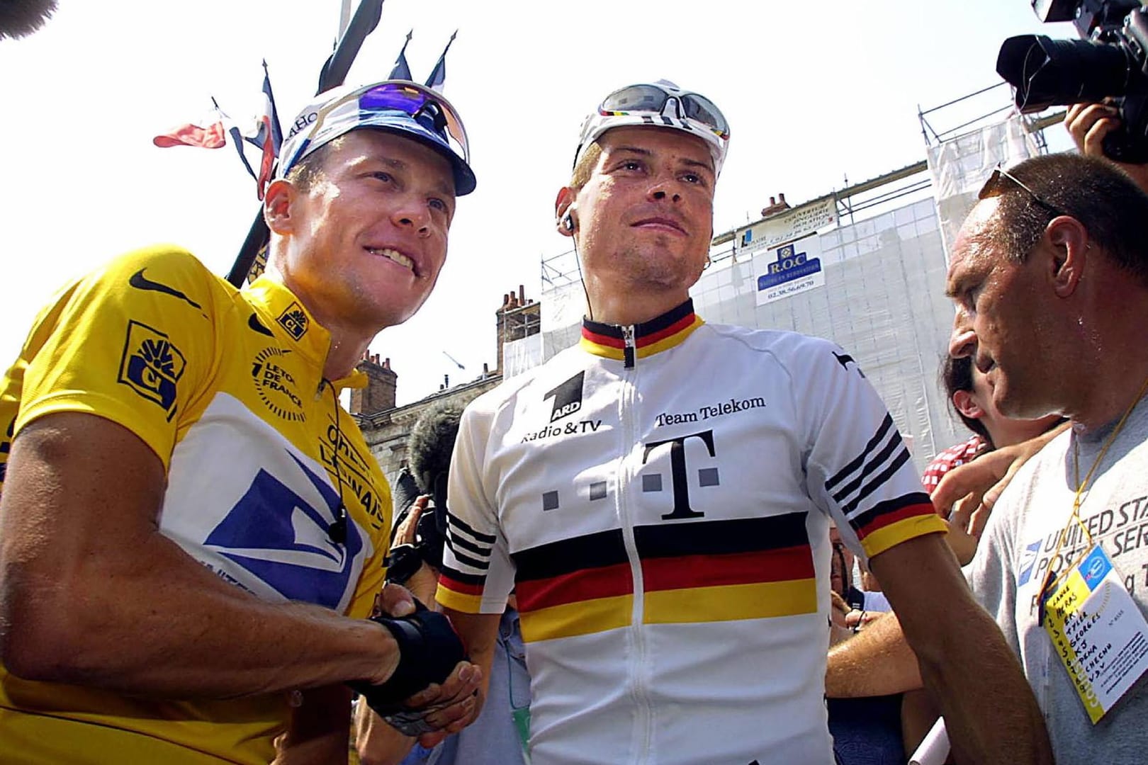 Vor 20 Jahren: Lance Armstrong (l.) gewann die Tour de France 2001 vor Jan Ullrich. Damals waren sie Rivalen, heute sind die Ex-Radstars Freunde.