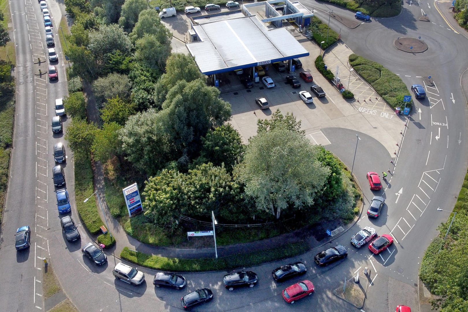 Autofahrer stehen in Ashford an einer Tankstelle für Benzin in einer langen Warteschlange an. Es fehlt an Fahrern für die Tanklaster. Jetzt sollen Sondervisa helfen. Autofahrer stehen in Ashford an einer Tankstelle für Benzin in einer langen Warteschlange an. Es fehlt an Fahrern für die Tanklaster. Jetzt sollen Sondervisa helfen.