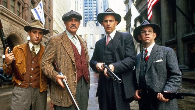 Mit schwerem Geschütz wollen "Die Unbestechlichen" - George Stone (Andy Garcia, l-r), Jim Malone (Jean Connery), Eliot Ness (Kevin Costner) und Oscar Wallace (Charles Martin Smith) - dem Mafiaboss Al Capone das Handwerk legen.