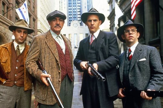 Mit schwerem Geschütz wollen "Die Unbestechlichen" - George Stone (Andy Garcia, l-r), Jim Malone (Jean Connery), Eliot Ness (Kevin Costner) und Oscar Wallace (Charles Martin Smith) - dem Mafiaboss Al Capone das Handwerk legen.