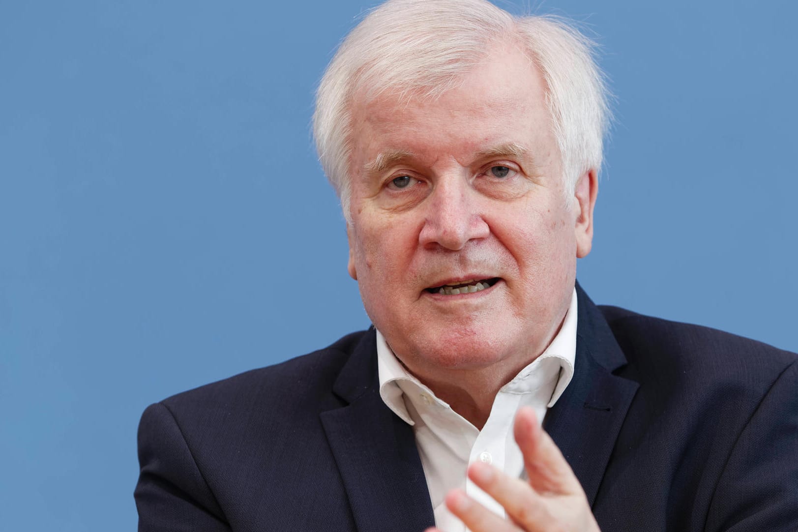 Horst Seehofer bei der Bundespressekonferenz (Archivbild). Der Bundesinnenminister warnt vor Querdenkern.
