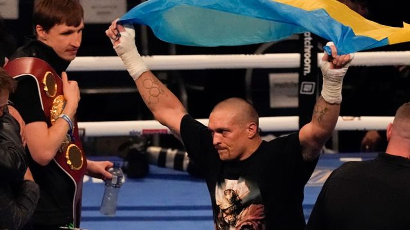 Der Ukrainer Oleksandr Usyk feiert seinen einstimmigen Sieg über Anthony Joshua.