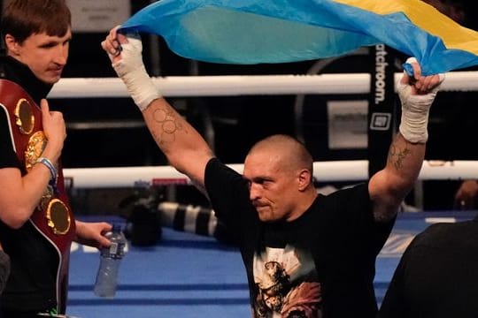 Der Ukrainer Oleksandr Usyk feiert seinen einstimmigen Sieg über Anthony Joshua.