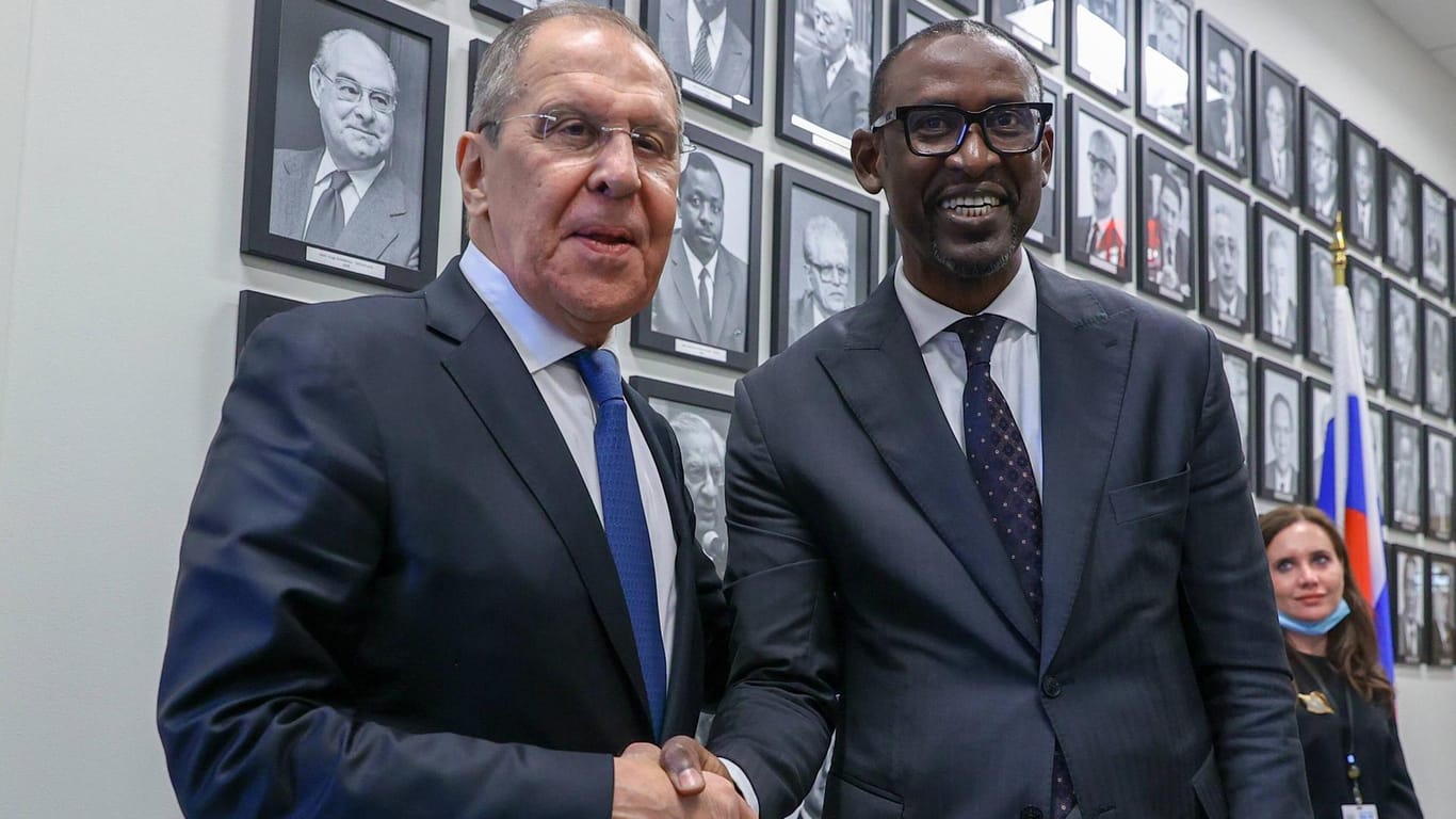 Der russische Außenminister Sergey Lavrov schüttelt die Hand von Mails Außenminister Abdoulaye Diop am Rande der UN-Vollversammlung in New York. Russische Söldner sollen der Armee in Mali helfen.