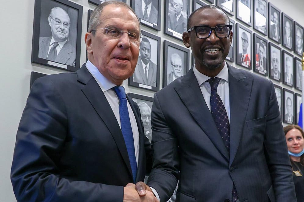 Der russische Außenminister Sergey Lavrov schüttelt die Hand von Mails Außenminister Abdoulaye Diop am Rande der UN-Vollversammlung in New York. Russische Söldner sollen der Armee in Mali helfen.