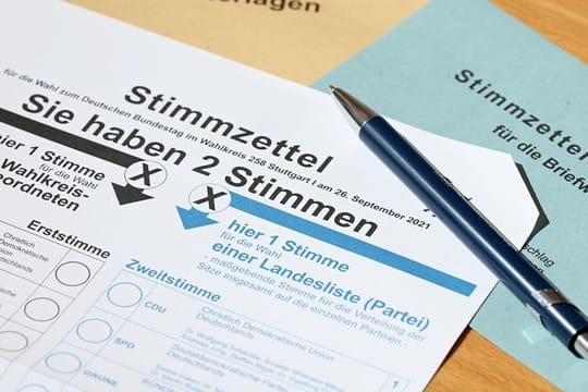 Ein Stimmzettel zur Bundestagswahl liegt auf einem Tisch