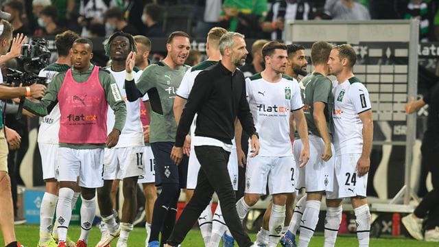Dortmund-Trainer Marco Rose (M) ging bei seiner Rückkehr nach Mönchengladbach als Verlierer vom Platz. Dortmund-Trainer Marco Rose (M) ging bei seiner Rückkehr nach Mönchengladbach als Verlierer vom Platz.
