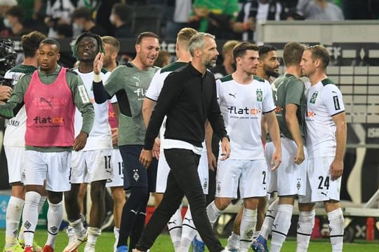 Dortmund-Trainer Marco Rose (M) ging bei seiner Rückkehr nach Mönchengladbach als Verlierer vom Platz.