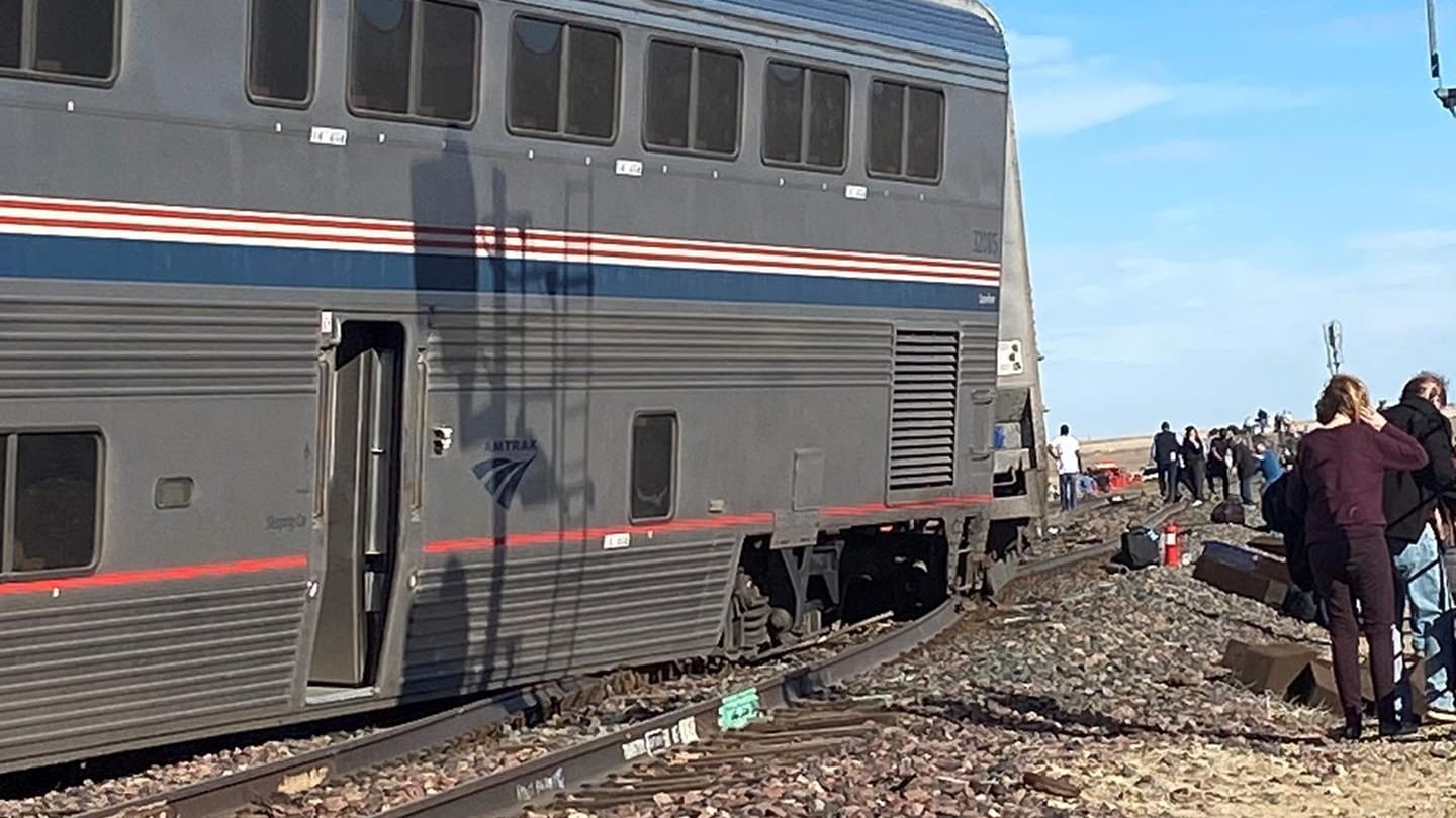 Die Unglücksstelle bei Havre, Montana: Mehrere der entgleisten Waggons sind auf die Seite gekippt.