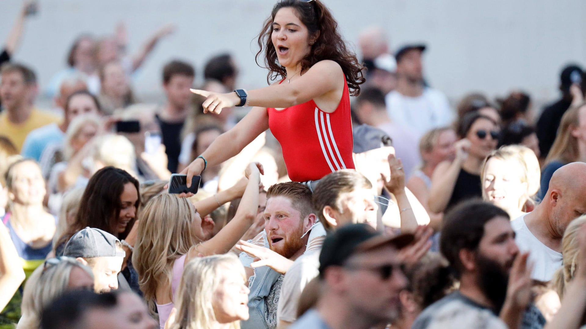 Menschen bei einem Benefizkonzert für die Opfer der Flutkatastrophe: "Die sechs Monate waren eine Schätzung, heute könnte man den Zeitraum ausdehnen."