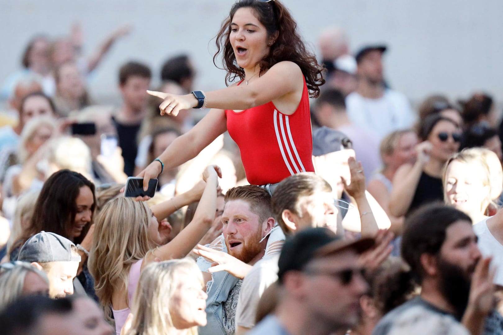 Menschen bei einem Benefizkonzert für die Opfer der Flutkatastrophe: "Die sechs Monate waren eine Schätzung, heute könnte man den Zeitraum ausdehnen."