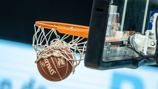 Ein Basketball landet im Korb