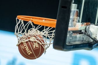 Ein Basketball landet im Korb