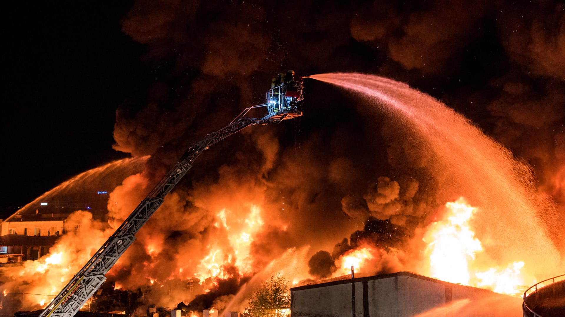 Feuerwehrleute löschen einen Großbrand in Hamburg: Bei dem Brand entstand eine große Rauchsäule.