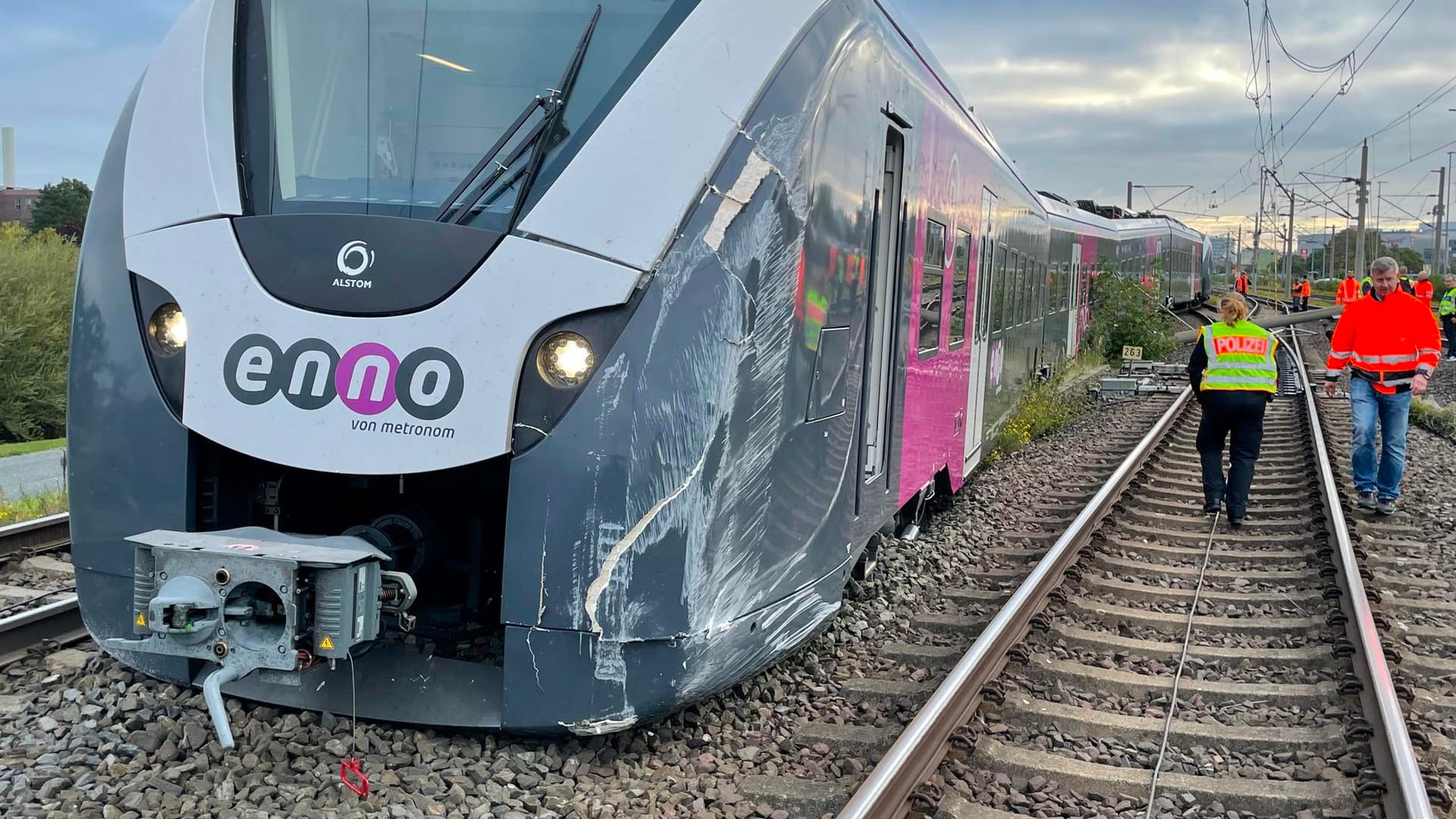 Ein Zug ist während des Rangierens an einer Weiche aus dem Gleis gesprungen: Der Zug kam im Schotter zum Stehen.