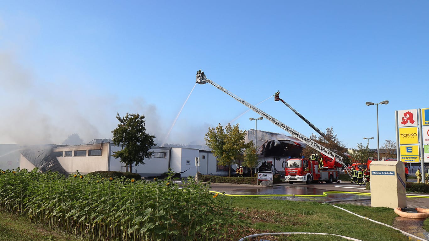 Einsatzkräfte der Feuerwehr löschen einen Großbrand in einem Supermarkt: Der Schaden wird auf rund eine Million Euro geschätzt.