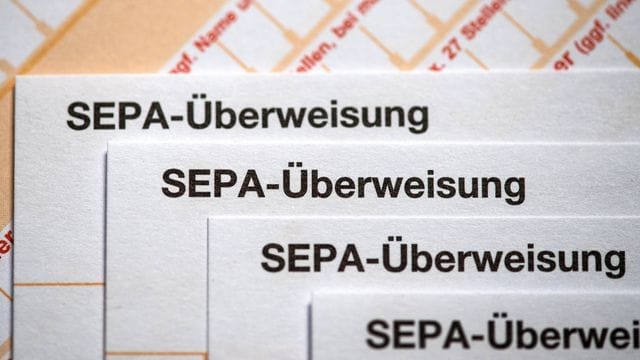 Mehrere SEPA-Überweisungsträger liegen übereinander