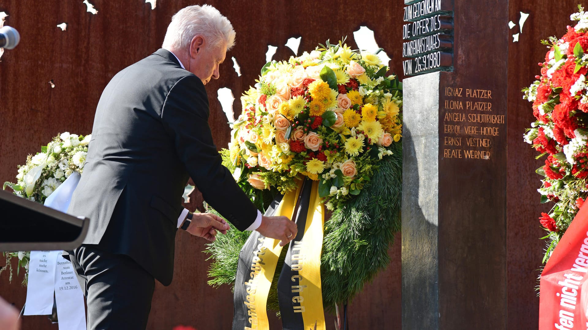 Dieter Reiter (SPD), Oberbürgermeister der Stadt München, richtet eine Schleife an einem Blumengesteck beim Gedenkakt zum 41. Jahrestag des Oktoberfest-Attentats von 1980. Organisiert ist das Gedenken von der DGB Jugend.