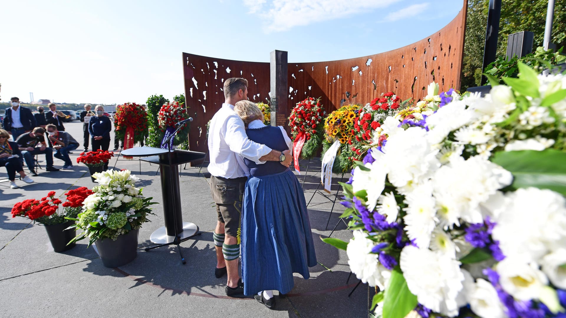 Angehörige eines Opfers umarmen sich beim Gedenkakt: Zwölf Besucher sind beim Oktoberfest-Attentat 1980 gestorben. Angehörige eines Opfers umarmen sich beim Gedenkakt: Zwölf Besucher sind beim Oktoberfest-Attentat 1980 gestorben.