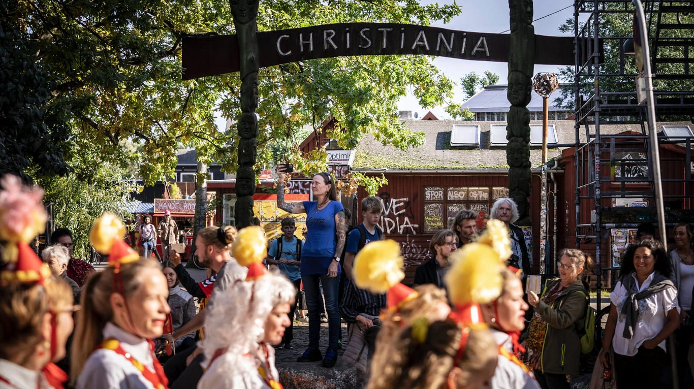 Straßenparade vor dem Eingang von Christiania: Die Freistadt in Kopenhagen feiert am Sonntag 50. Geburtstag.