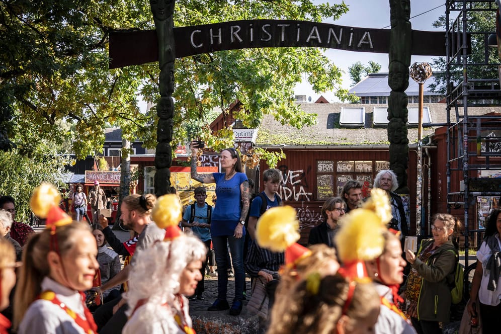 Straßenparade vor dem Eingang von Christiania: Die Freistadt in Kopenhagen feiert am Sonntag 50. Geburtstag.