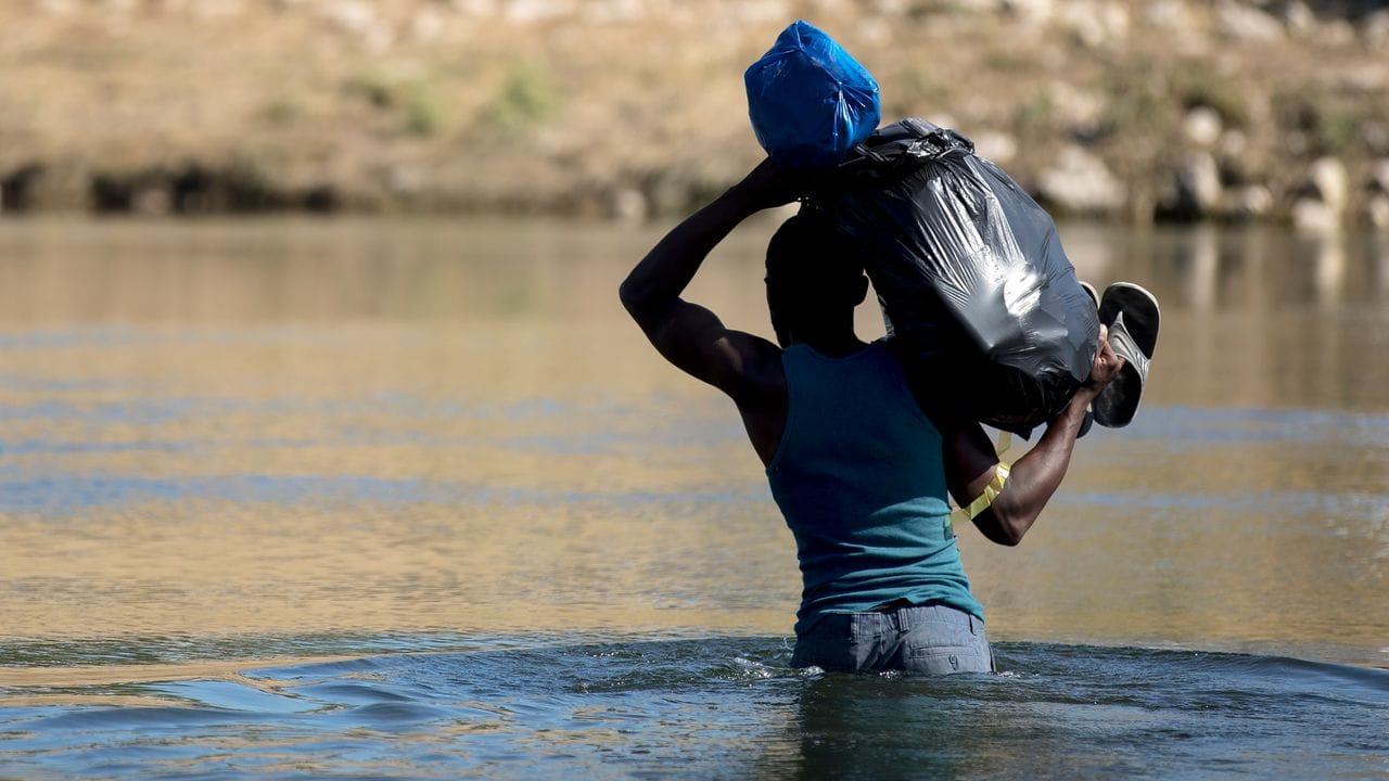 Ein haitianischer Migrant versucht den Fluss Rio Grande von Mexiko in die USA zu überqueren.