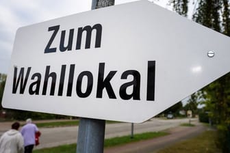 Ein Schild weist den Weg zu einem Wahllokal