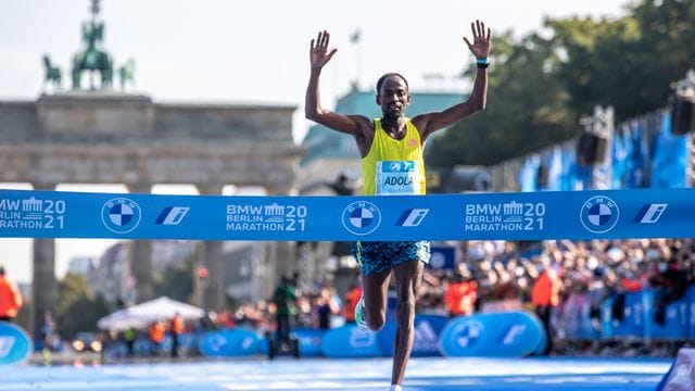 Guye Adola aus Äthiopien läuft beim Berlin Marathon nach 2:05:45 Stunden als Erster durchs Ziel. Guye Adola aus Äthiopien läuft beim Berlin Marathon nach 2:05:45 Stunden als Erster durchs Ziel.