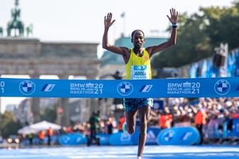 Guye Adola aus Äthiopien läuft beim Berlin Marathon nach 2:05:45 Stunden als Erster durchs Ziel.