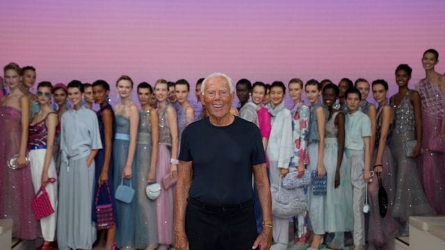 Giorgio Armani mit seinen Models nach der Show der Frühjahr-Sommer-Kollektion 2022. Giorgio Armani mit seinen Models nach der Show der Frühjahr-Sommer-Kollektion 2022.